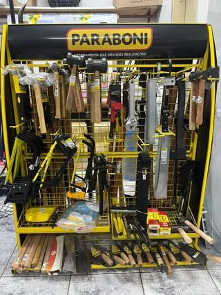 Expositor de ferramentas Paraboni com martelos, serrotes e chaves