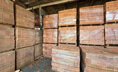Depósito da Tafarel com paletes de tijolos prontos para entrega