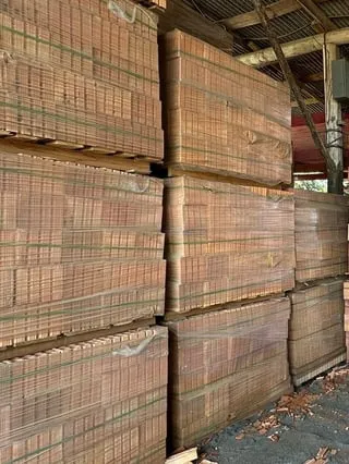 Paletes de tijolos no depósito da Tafarel